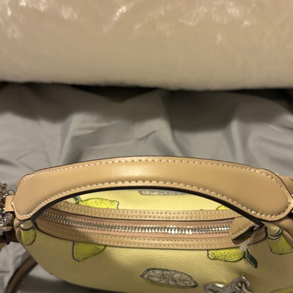 Nwt Coach Lemon 🍋 Print Handle/Crossbody w/Silver & Card Holder. PRICE IS FIRM ! - Picture 8 of 11